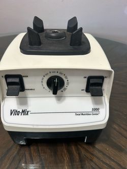 Vitamix 5000 Total Nutrition Center Blender VM0103 White w/ Dry & Wet Pitchers