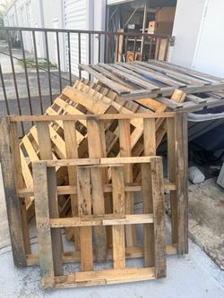 Free wood pallets 3701 sw 47 ave Davie 33314