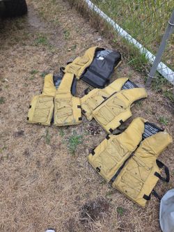 4 life preserves vest