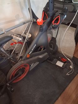 Peloton Bike +Mat+Shoes excellent Conditio