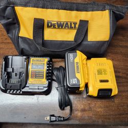 Cargador Dewalt y baterías 5AH y bolsa