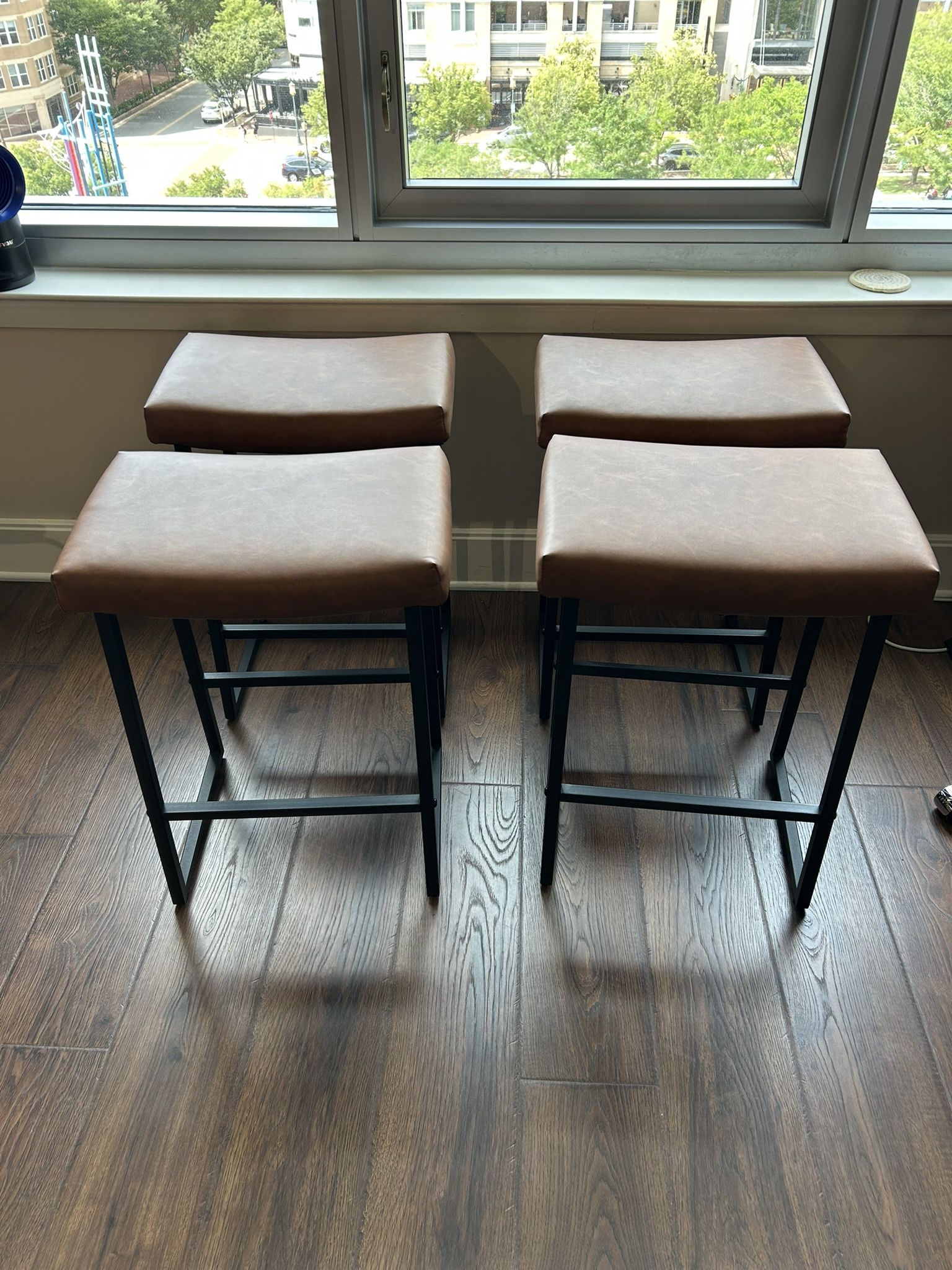 MAISON ARTS Brown Bar Stools Set of 4, Counter Height 24 Inches Saddle Stool for Kitchen, Backless Modern Barstools, Upholstered Faux Leather 