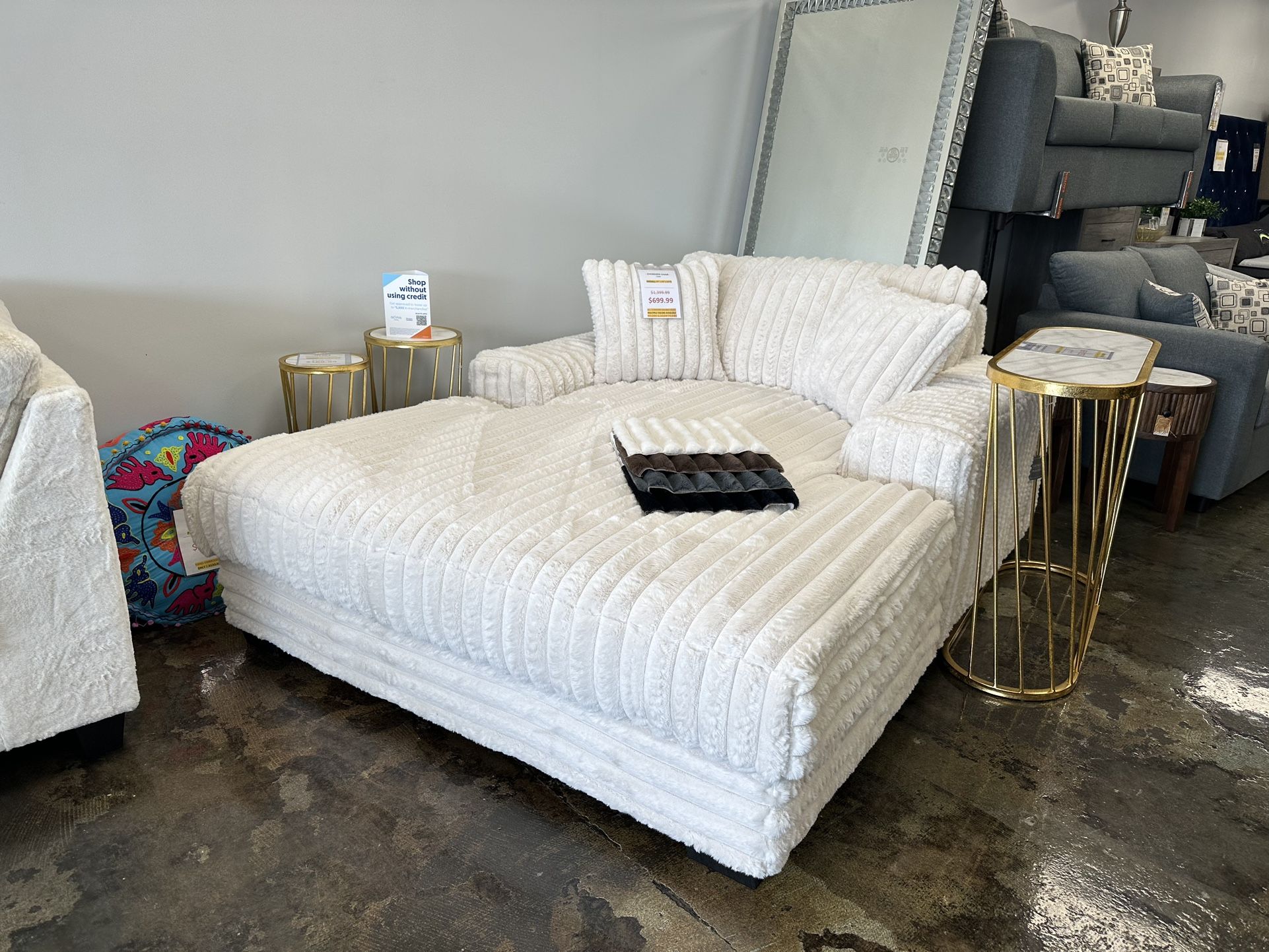 OVERSIZED ACCENT CHAIR