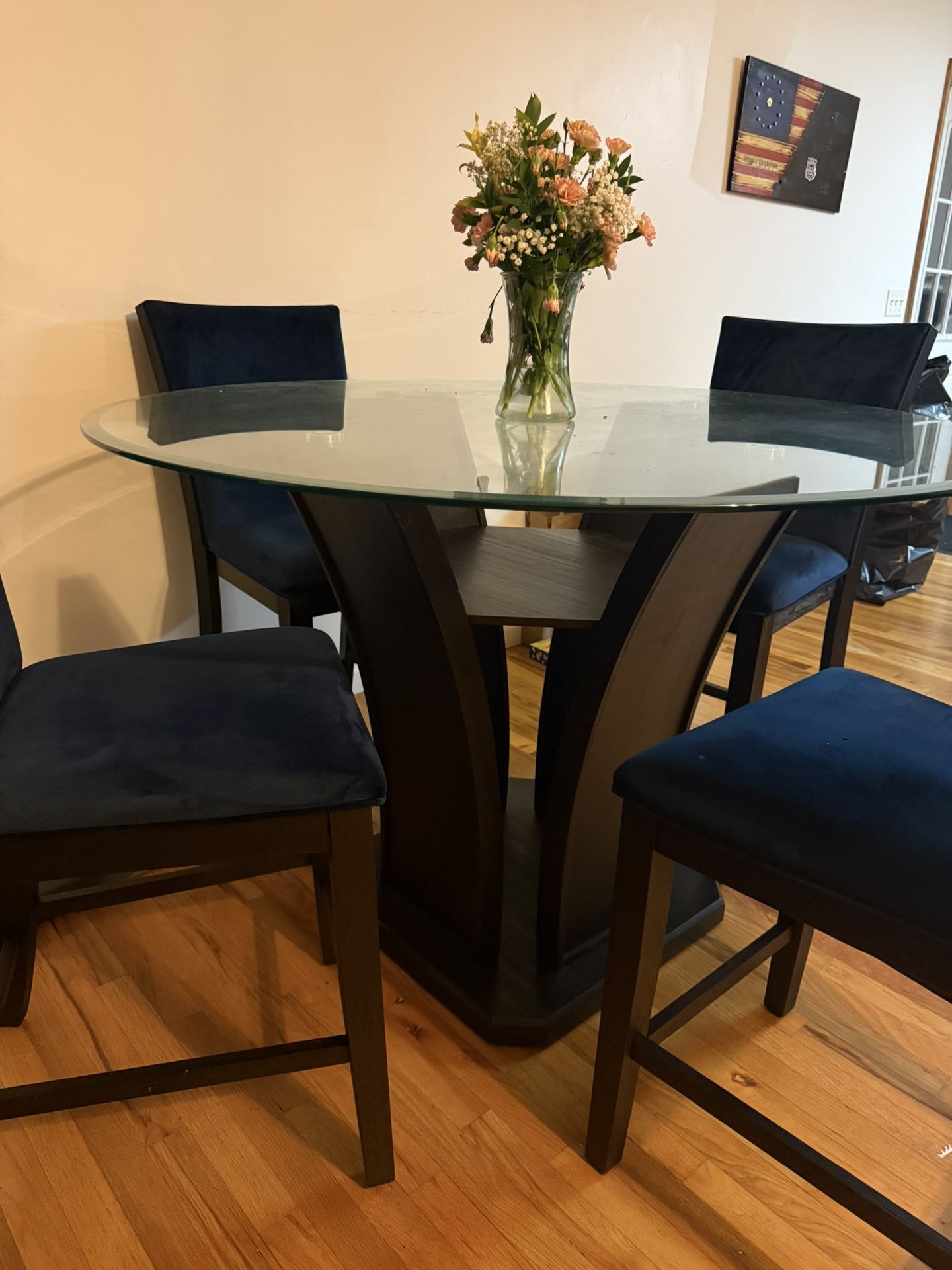 Dining Table/chairs