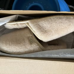 NEW Women’s Size 9 Ugg Slippers