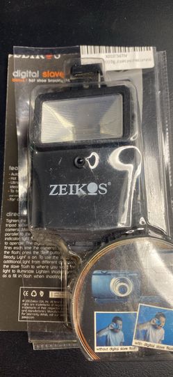 Zeikos ZE-DS12 Digital Slave Flash with bracket for digital SLR and point and shoot camaras