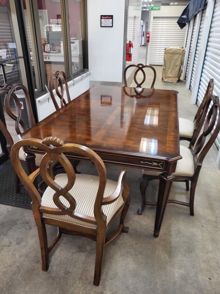 Henredon Dining Table With 8 Chairs. INCLUDES white Glove Delivery To The Northeastern Tennessee Area