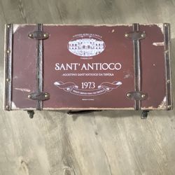Vintage style wine box decor 