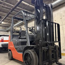 TOYOTA M8, latest model 5500 lb cap, 3 stage, side shift