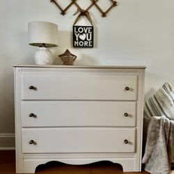 Gorgeous Maple Dresser W/ Top Drawer, Coin Or Jewelry Tray