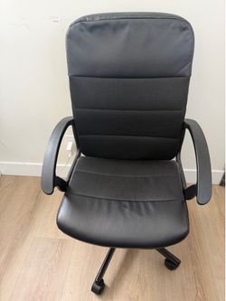 Black desk chair