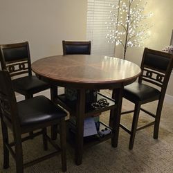 GREAT SHAPE!! Round Counter Height Dining Table & 4 Stools in Light Brown