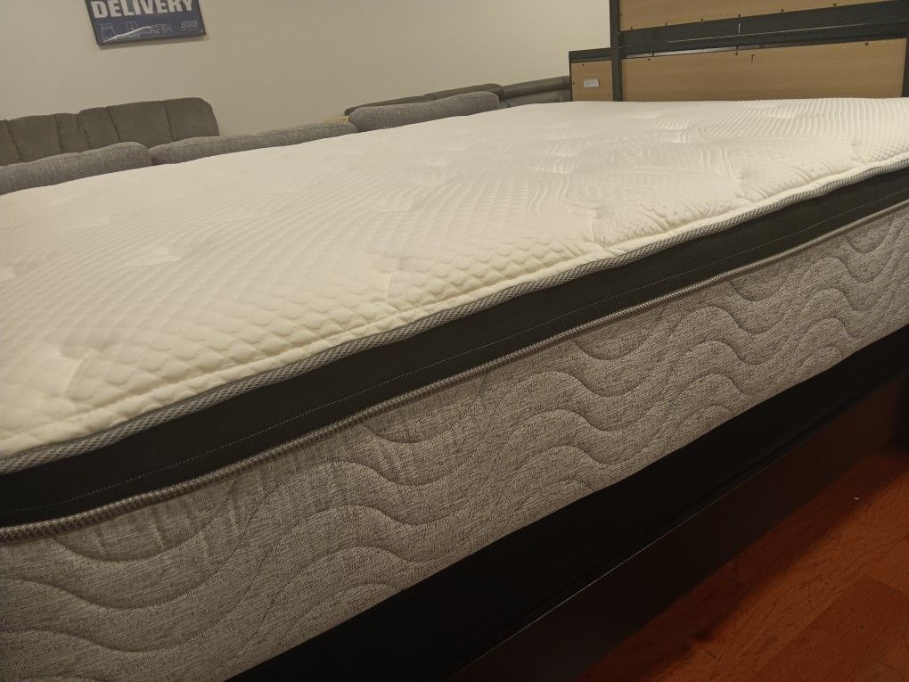 *In Store Special!!!*---Floor Model Le Mans Resort Edition Queen Mattresses---50% Off!!!---Delivery/Store Pickup