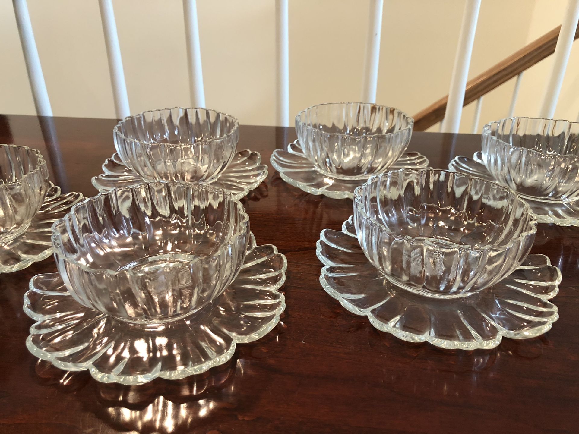 Get READY FOR SUMMER with this LIKE NEW SET OF 6 GLASS ICE CREAM BOWLS!