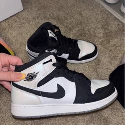 Jordan 1 Mid (Size 7Y)