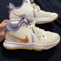 Nike Lebron Witness 5 Youth Size 7 Women’s 9