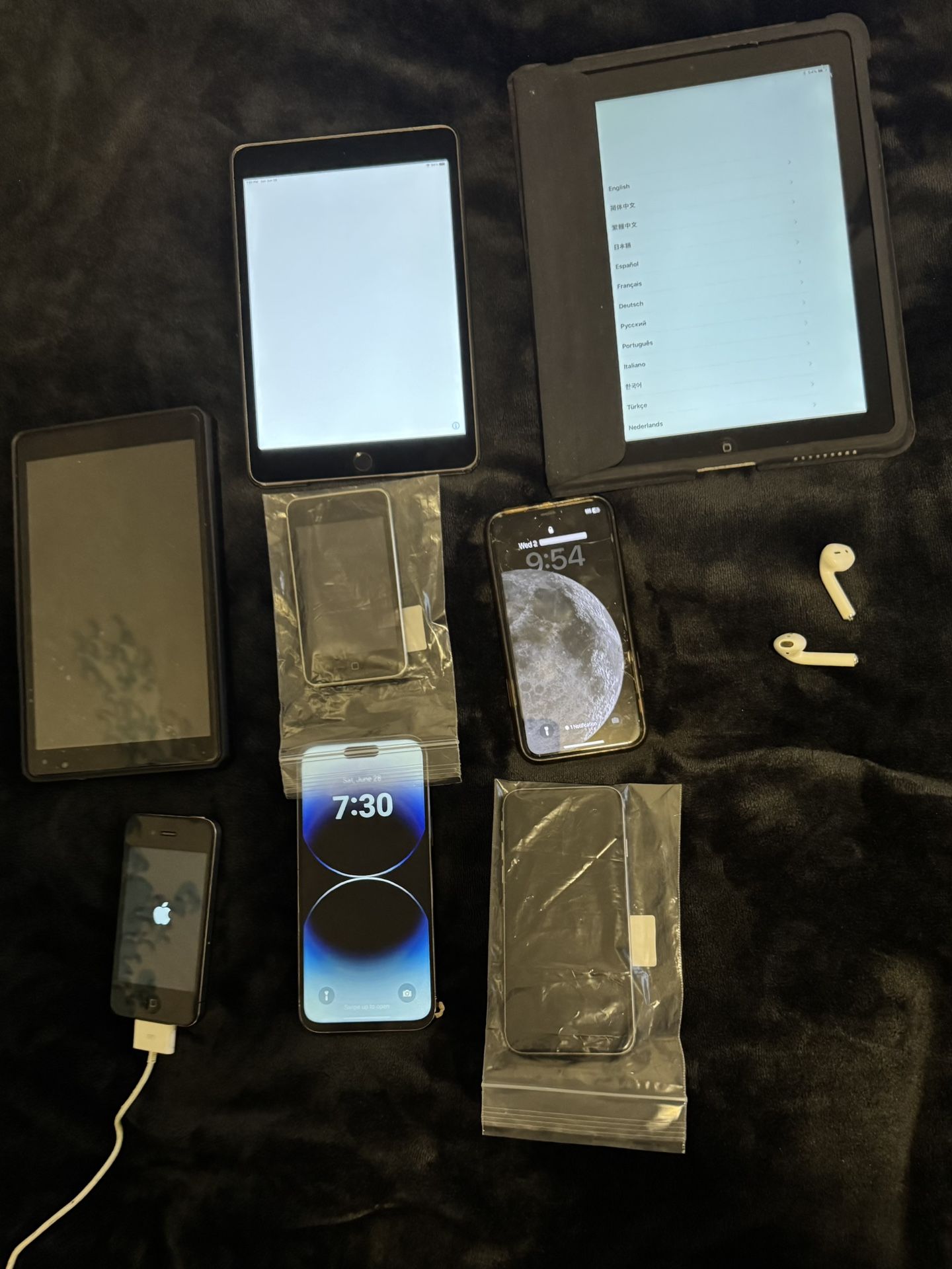 4 iPhones / 2 iPads/ 2 iPods/ AirPods / 1 Tablet