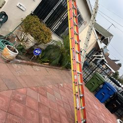 Escalera de 28 pies de fibra de vidrio perfectas, condiciones muy barata