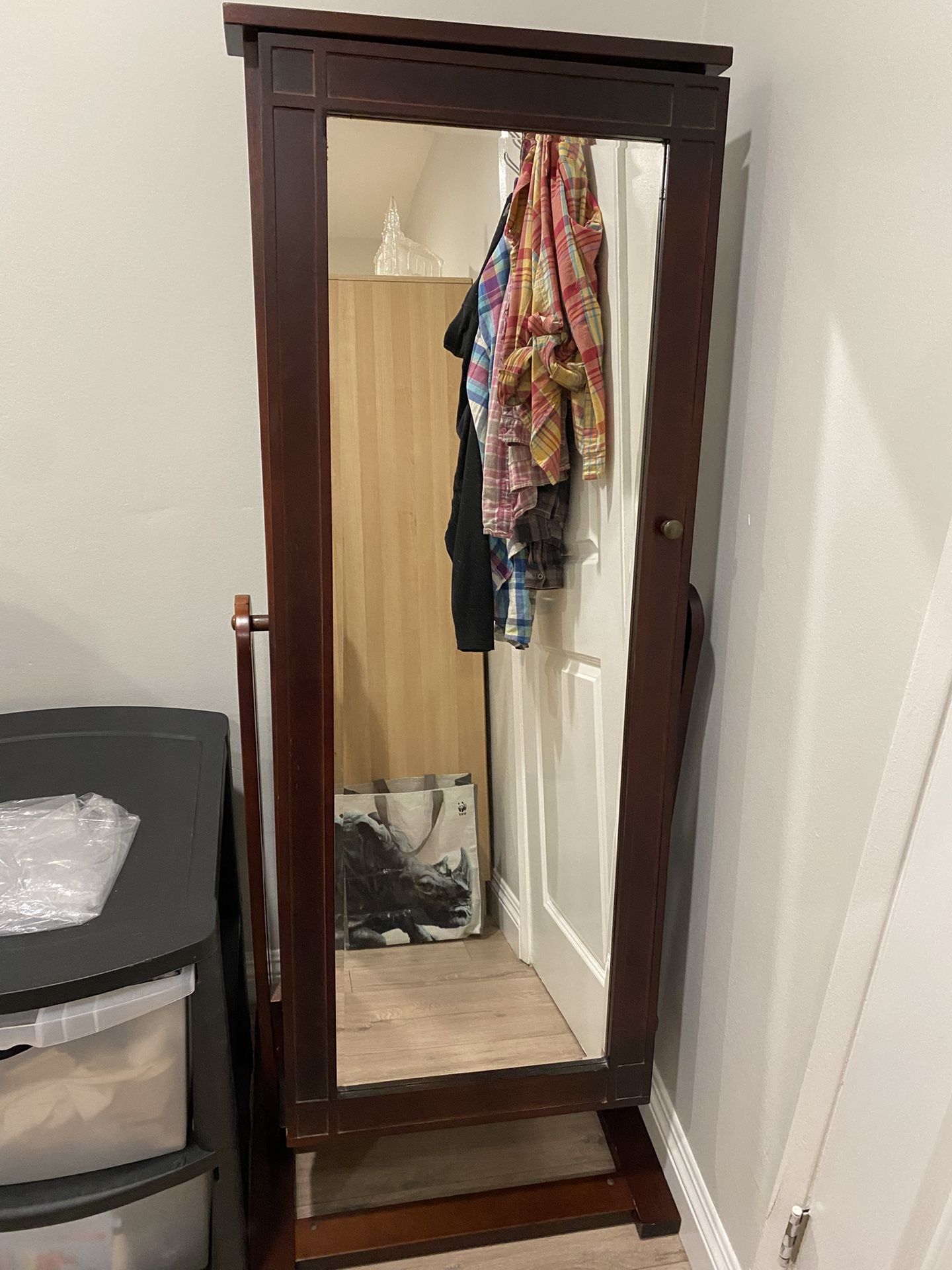 Mirror jewelry cabinet