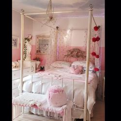 Full Size Canopy Bed 