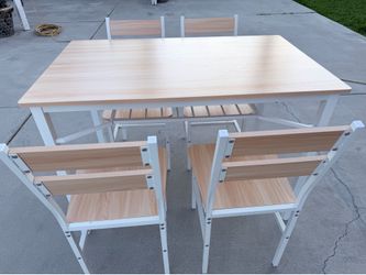 Table with 4 chair already assembled