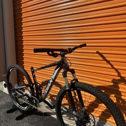 Giant Mountain Bike Anthem X29 Soft Tail size M   Everything works perfectly, new brakes and seat 