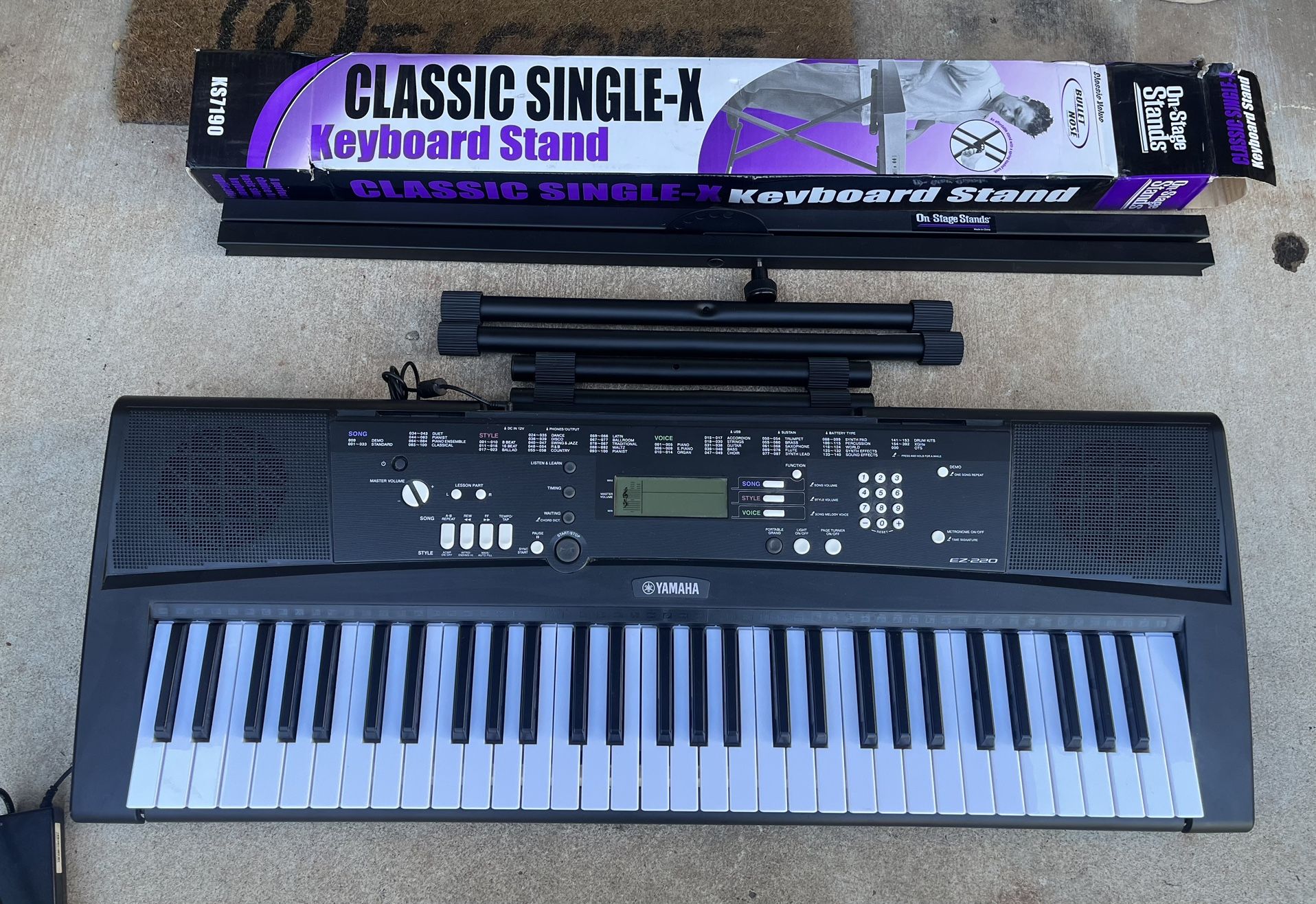 Yamaha EZ-220 61-Lighted Key Keyboard and Stand