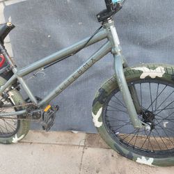 Grey Elite Destro w/Green Camo Tires