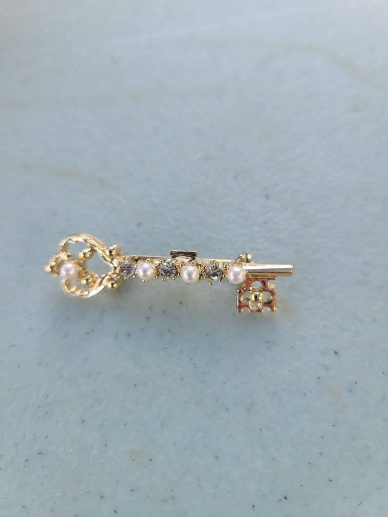 Vintage Gold Tone Skeleton Key Brooch Pin Faux Pearl Rhinestone 1 7/8" Long