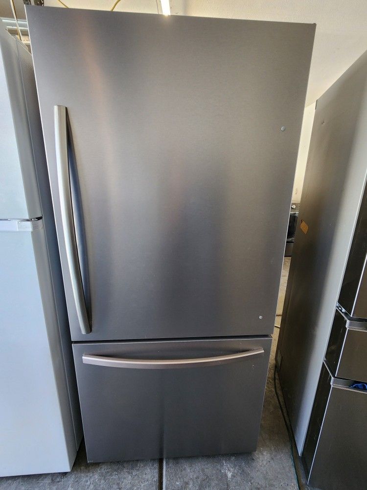 Refrigerator Bottom Freezer Like New With months Warranty 