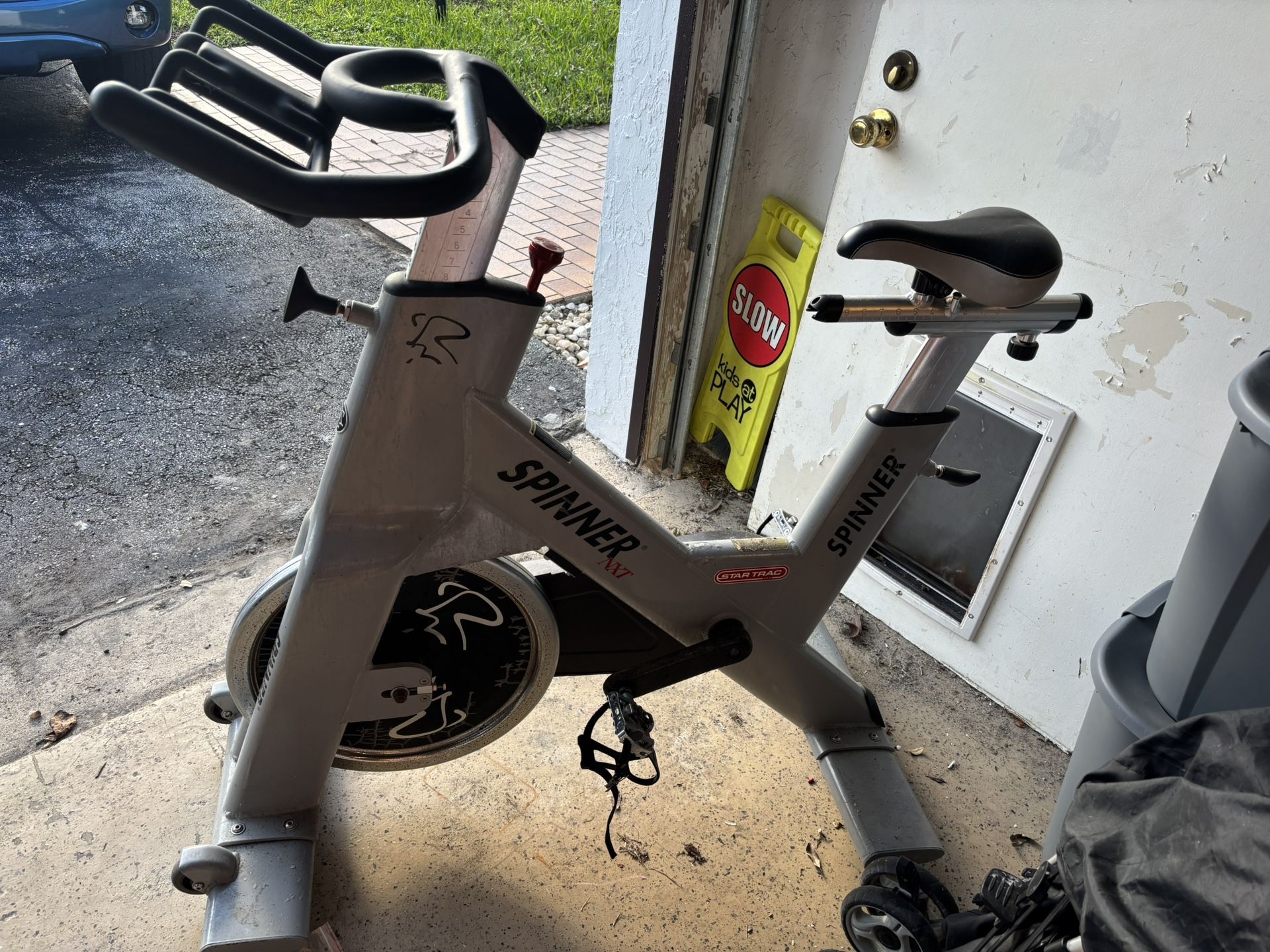 Star trac Spinner spinning Exercise Bike Professional, indoor spinning, bike in good condition has four clips of spinning shoes also has the cage if