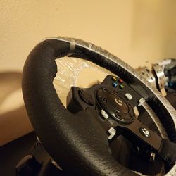 Logitech G920 Force Racing Wheel For Xbox One/X/S.