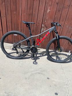 Trek Marlin 4 disc brakes 21 speed tires 27.5