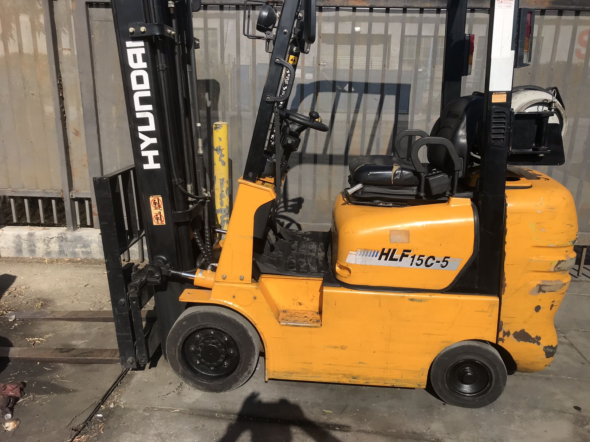 Hyndai Forklift with only 3000 hrs. Triple stage with sideshifter, 3K lbs. capacity.
