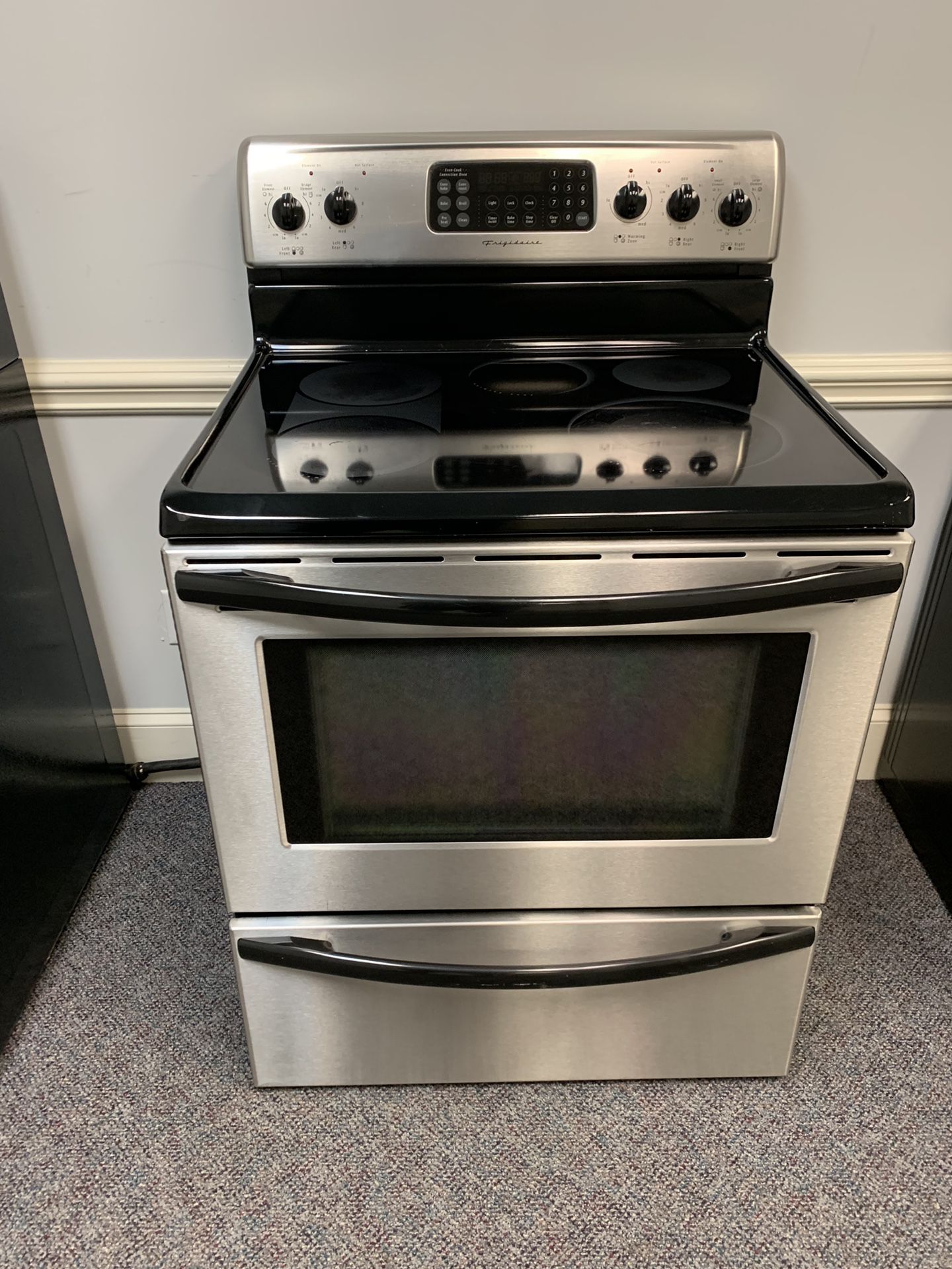 Frigidaire stainless glass top stove with convection oven 4 month warranty