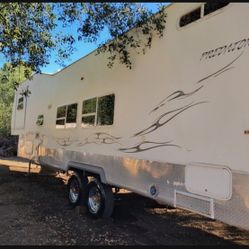 TOY HAULER PREDATOR 2006