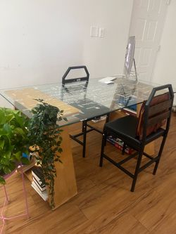 Glass table dinning set with wooden vase