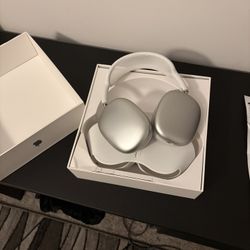 Apple AirPod Maxes