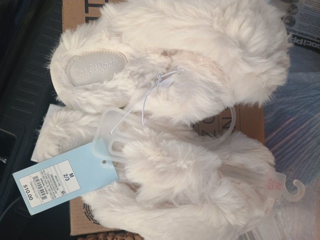 Cat & Jack Girl Furry Slippers 2/3 Brand New 