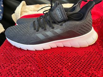 BEAUTIFUL ADIDAS TENNIS SHOES SIZE 12