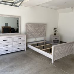 Beautiful Like New Queen Bedroom Set Four Piece