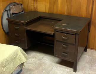Steel Tanker Desk