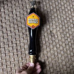 JW Dundee’s Honey Brown Pull tap handle