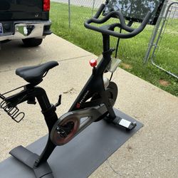 🚲🚨 Peloton Stationary Bike 🚨🚲