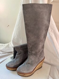 Elegant grey suede boots with leather sole