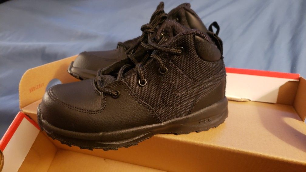 Black NIKE boots Kids 10C