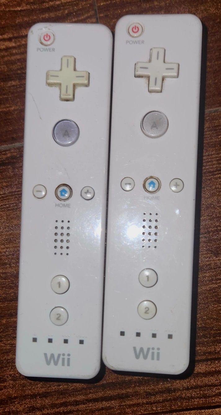 Nintendo Wii Remote Controller (2)