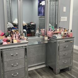 Makeup Vanity( WILLING TO NEGOTIATE )