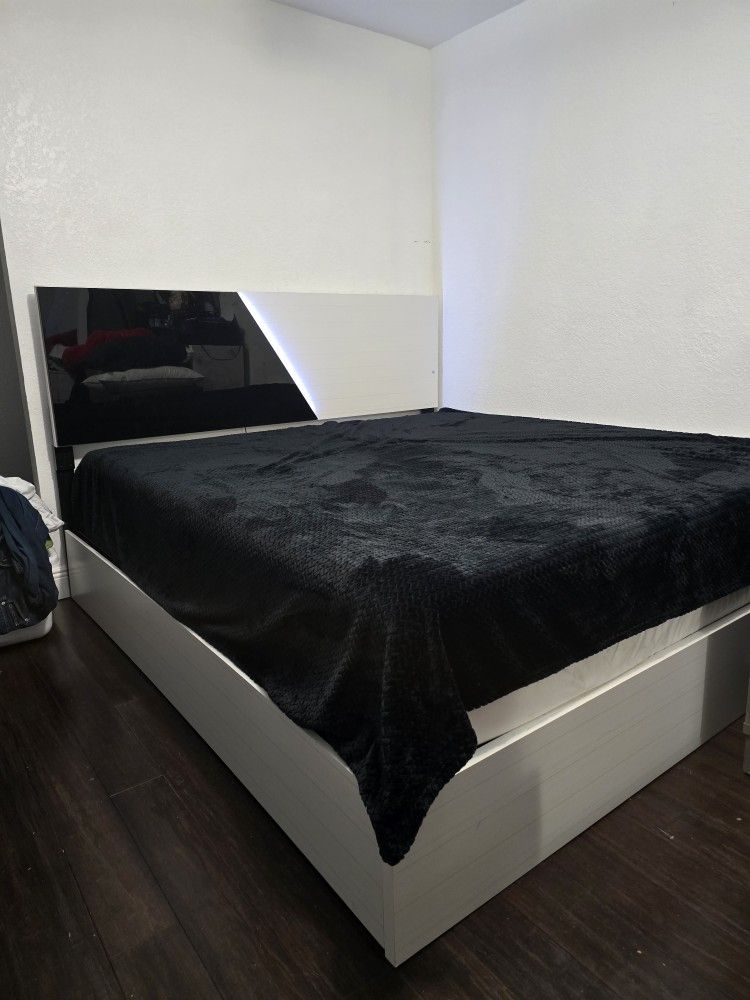 Led King Bed And Dresser W/mirror