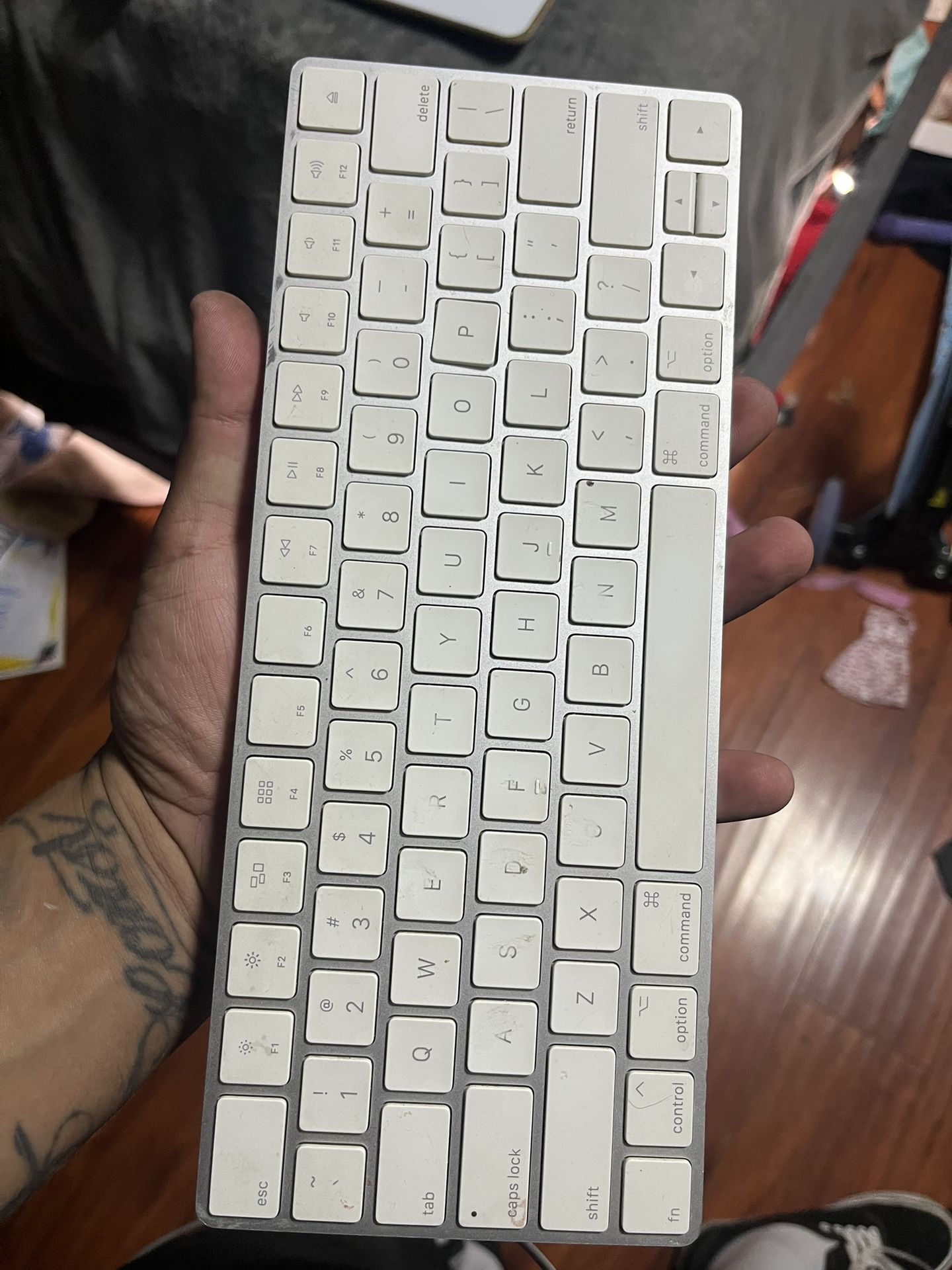 MAGIC KEYBOARD